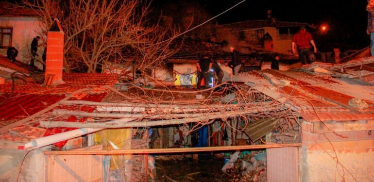 Kütahya’da evinde çıkan yangında yaralanan kişi hastaneye kaldırıldı