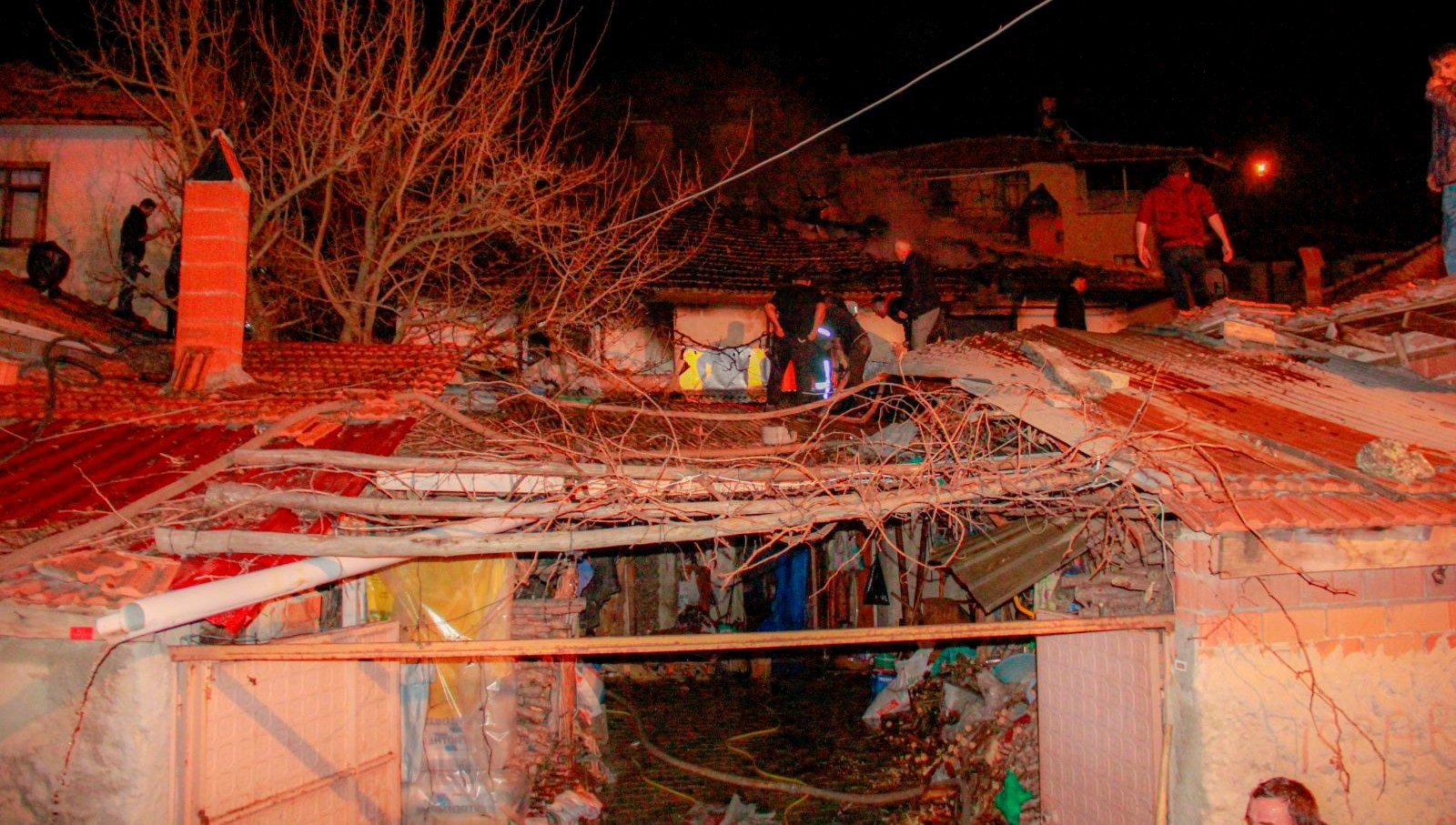 kuetahya’da-evinde-cikan-yanginda-yaralanan-kisi-hastaneye-kaldirildi