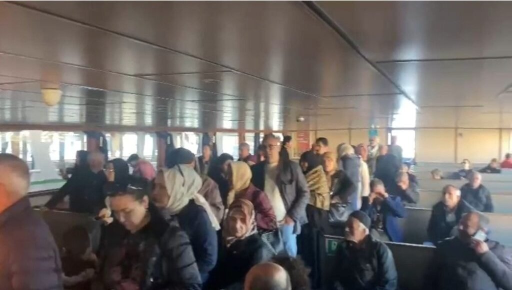 vapurdaki-ariza-yolculari-mahsur-birakti