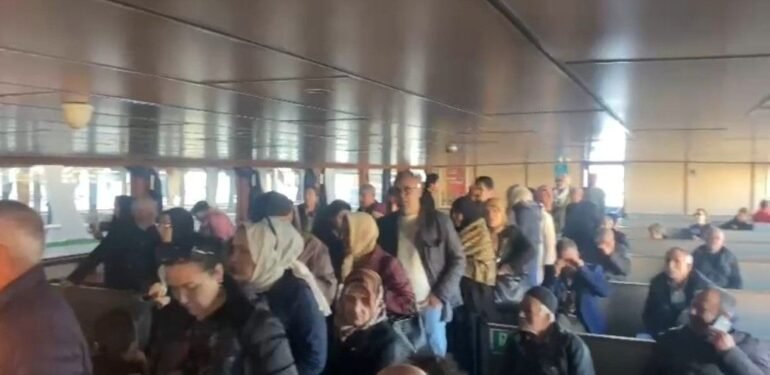 Vapurdaki arıza yolcuları mahsur bıraktı