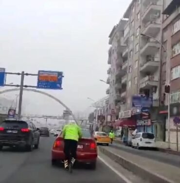 diyarbakir’da-yakiti-biten-aracin-imdadina-trafik-polisi-yetisti