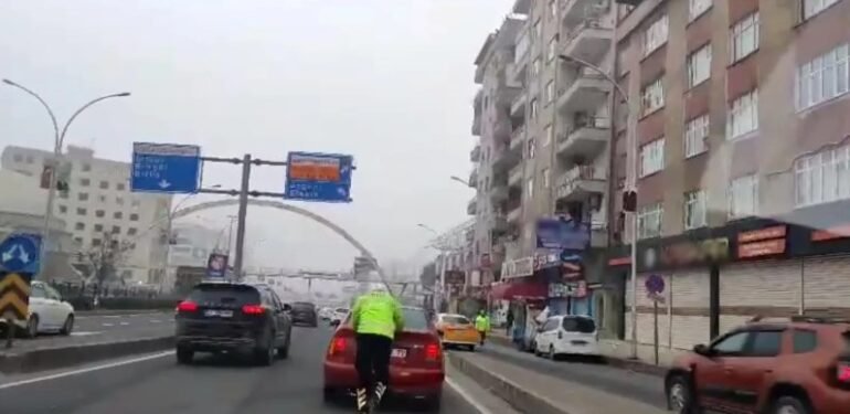 Diyarbakır’da yakıtı biten aracın imdadına trafik polisi yetişti
