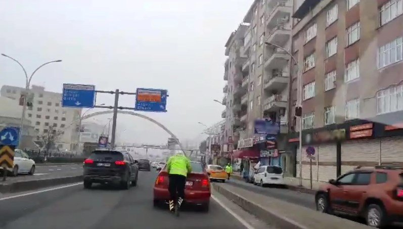 diyarbakir’da-yakiti-biten-aracin-imdadina-trafik-polisi-yetisti