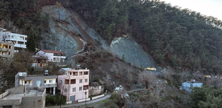Hatay’da toprak kayması