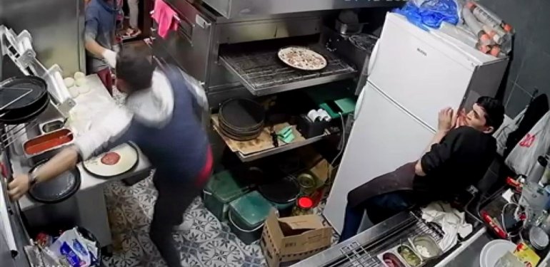 İstanbul’da pizzacıya park yeri baskını: 2 yaralı