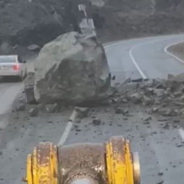 artvin’de-heyelan:-dev-kaya-yola-duestue