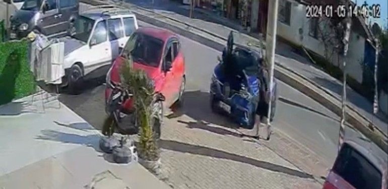 Kontrolden çıkan araç, otobüs bekleyenlere çarptı: 2 ölü