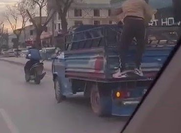 kamyoneti-kuecuek-motosikletle-cektiler