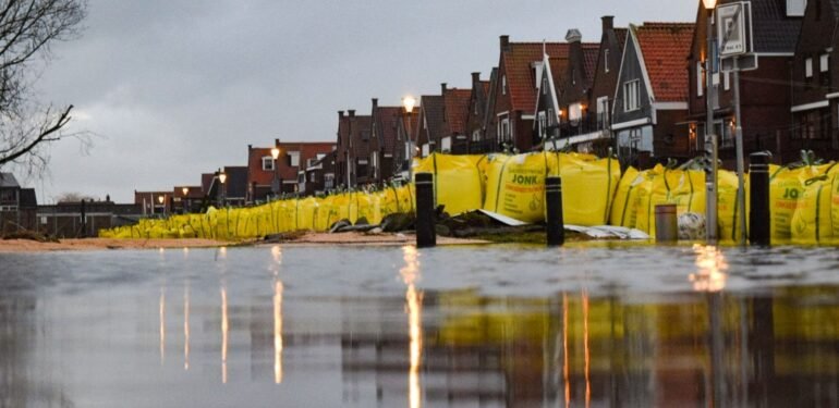 Hollanda Noord-Holland’da sel meydana geldi