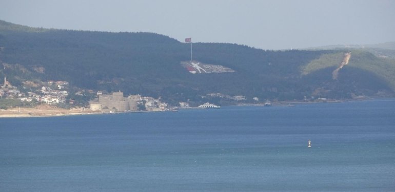 Çanakkale Boğazı’nda makine arızası yapan gemi için ekipler sevk edildi