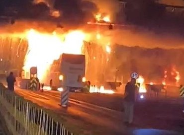giselerde-beton-bariyere-carpan-yolcu-otobuesue-alev-aldi:-6-yarali