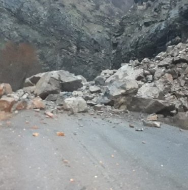 hakkari’de-dagdan-kopan-kayalar-koey-yolunu-kapatti