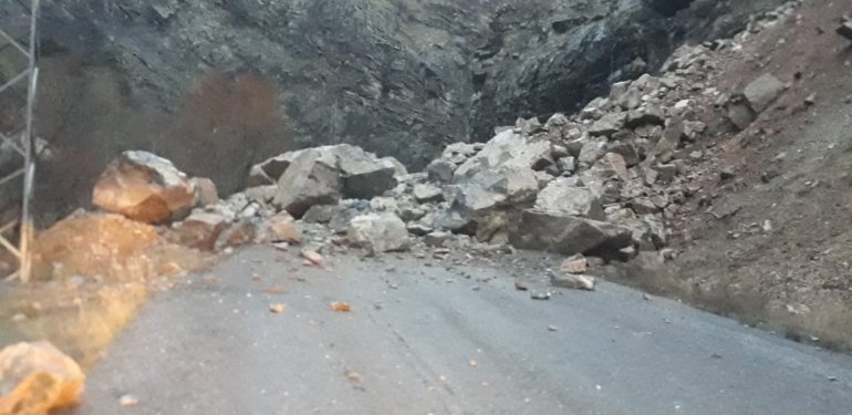 Hakkari’de dağdan kopan kayalar köy yolunu kapattı