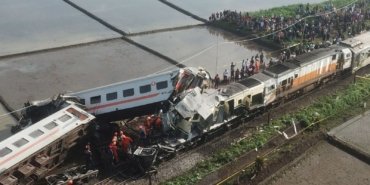 endonezya’da-iki-yolcu-treni-carpisti