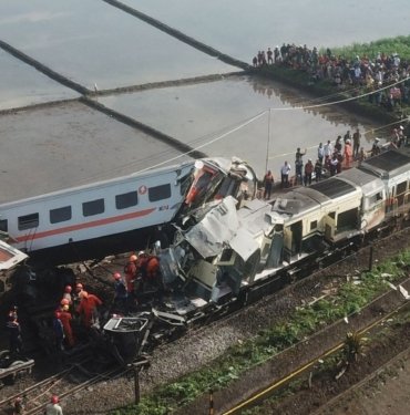 endonezya’da-iki-yolcu-treni-carpisti