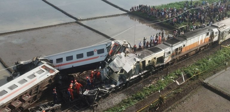 Endonezya’da iki yolcu treni çarpıştı