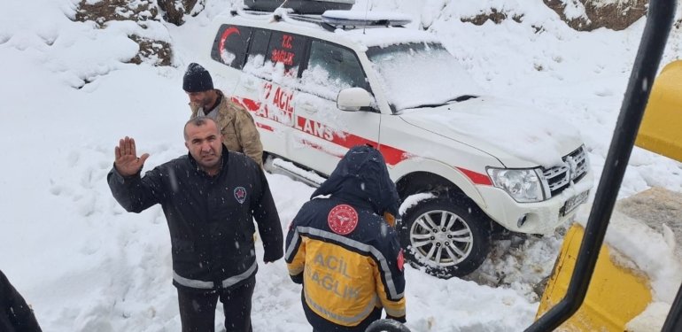 Kar nedeniyle köyde mahsur kalan hasta 2 saatlik çalışmayla hastaneye ulaştırıldı