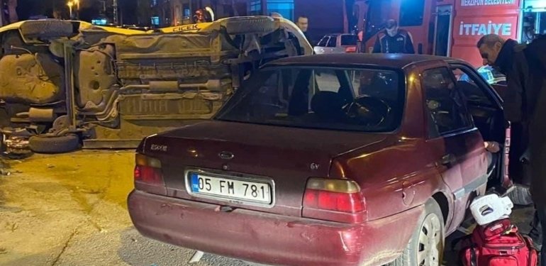 Merzifon’da ticari taksi ile otomobil çarpıştı: 3 yaralı