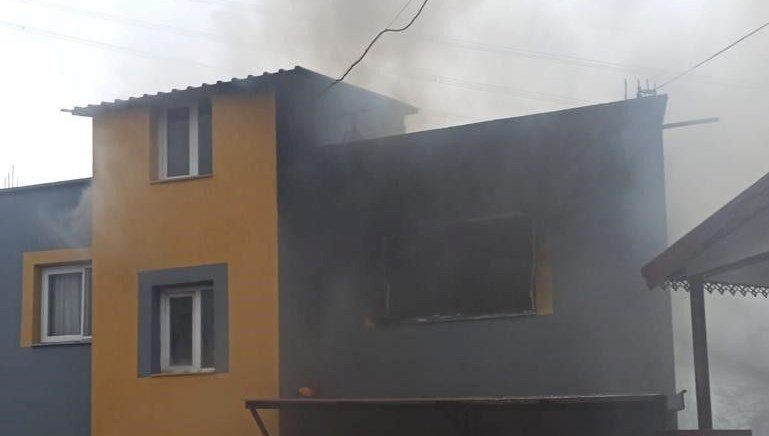 hatay’da-cikan-ev-yangini-itfaiye-ekipleri-tarafindan-soenduerueldue