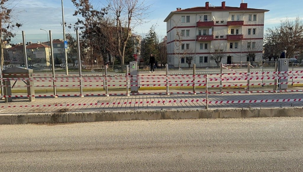 otomobil-tramvay-duragina-girdi