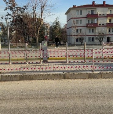 otomobil-tramvay-duragina-girdi