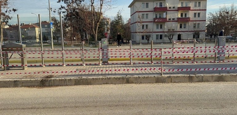 Otomobil tramvay durağına girdi