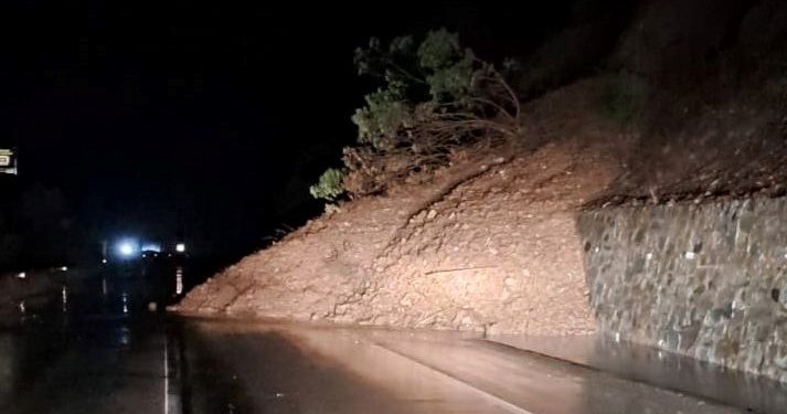 Artvin-Erzurum kara yolu heyelanlar nedeniyle ulaşıma kapandı