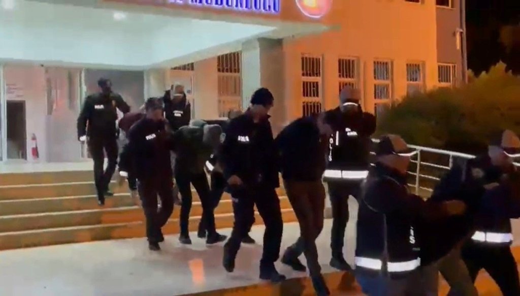 izmir’de-suc-oerguetuene-operasyonda-2-tutuklama-daha