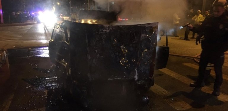 Burdur’da seyir halindeki otomobil yanarak kullanılamaz hale geldi