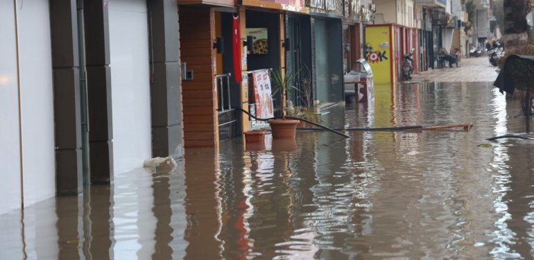 Hatay’da lodos ve sağanak yağış hayatı olumsuz etkiledi
