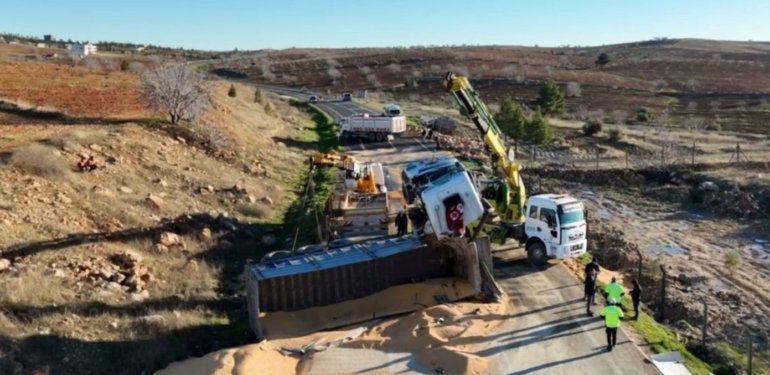 Şanlıurfa’da 2 TIR’ın çarpıştığı kazada 2 kişi öldü, 1 kişi yaralandı