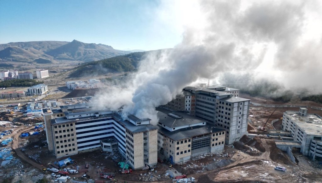 hastane-insaatinda-cikan-yanginda-mahsur-kalan-5-isci-kurtarildi