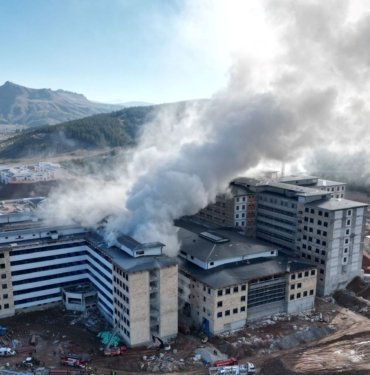 hastane-insaatinda-cikan-yanginda-mahsur-kalan-5-isci-kurtarildi