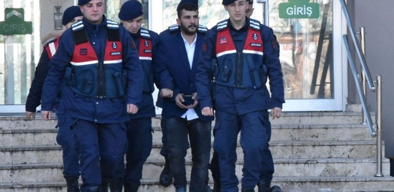 Firari hükümlü, annesinin evinin altındaki tünelde yakalandı