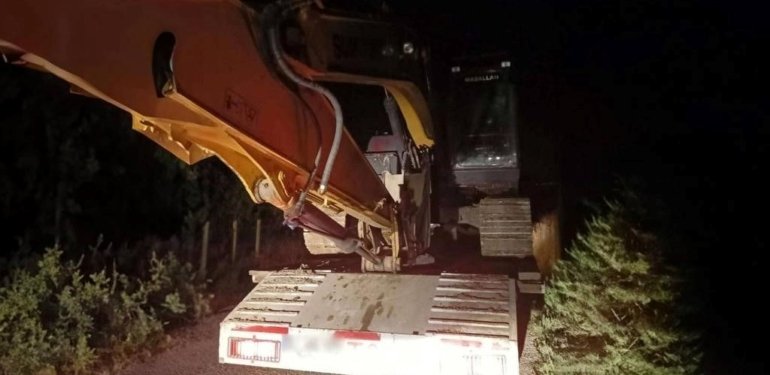 Mersin’de kepçeyle kaçak kazı yapan 2 şüpheli suçüstü yakalandı
