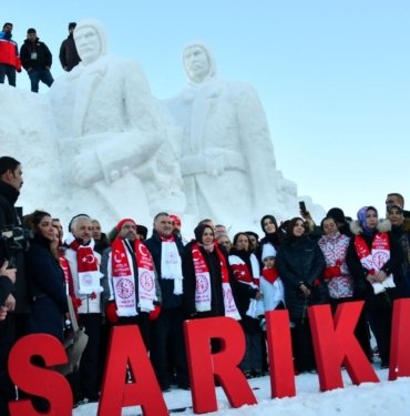 sarikamis-sehitleri-anisina-yapilan-kardan-heykellerin-acilisi-yapildi