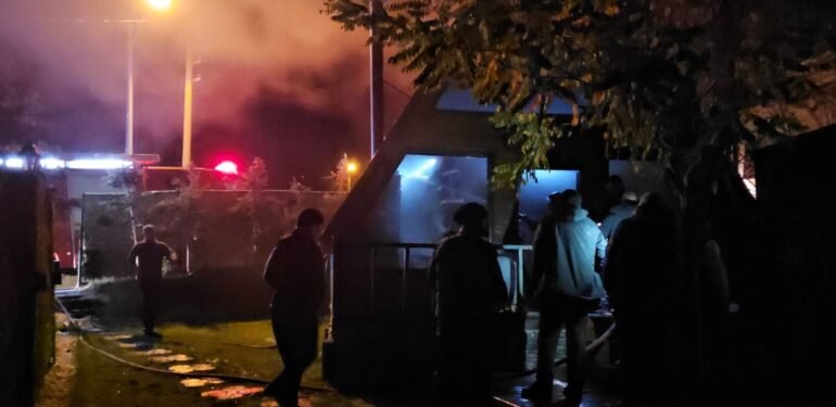 Sapanca’da bungalov ev alevlere teslim oldu