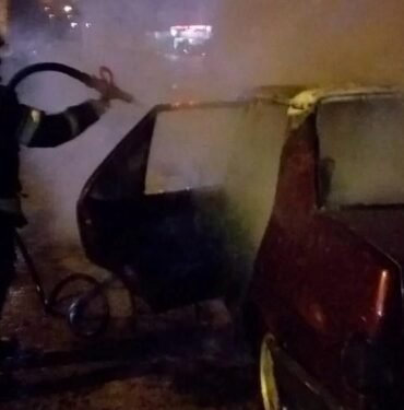 elazig’da-park-halindeki-otomobil-yandi:-aractaki-sahsi-itfaiye-kurtardi