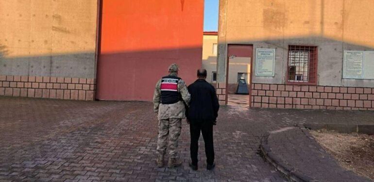 Tutuklu ziyaretinde arandığı tespit edilince gözaltına alındı