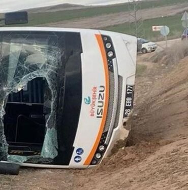 kamyonun-carptigi-halk-otobusu-devrildi:-11-yarali