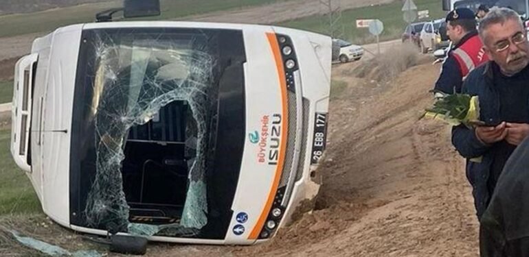 Kamyonun çarptığı halk otobüsü devrildi: 11 yaralı