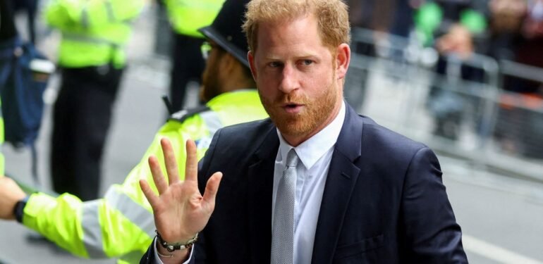 Prens Harry’e ölüm çağrısında bulunan iki kişiye hapis cezası