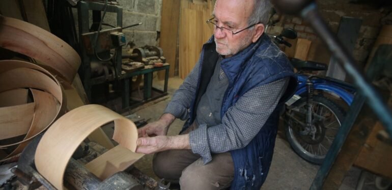 Bursalı Enver usta 60 yıldır tef ve davul yapıyor