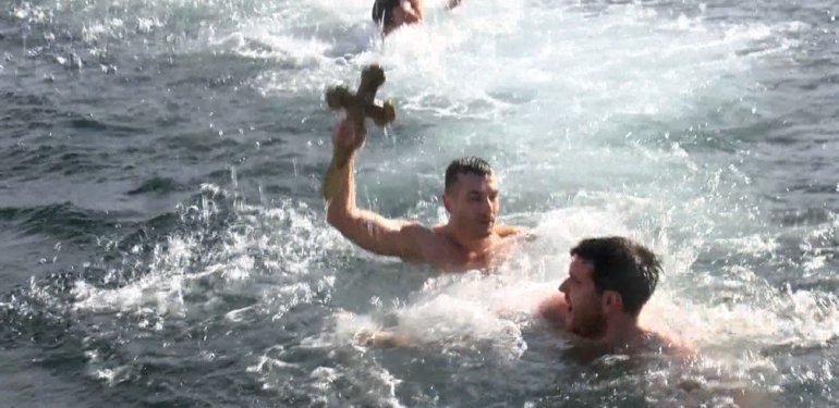 Bakırköy ve Ortaköy’de haç çıkarma töreni