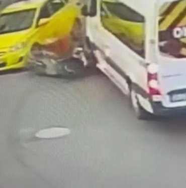 sisli’de-taksideki-yolcunun-actigi-kapiya-carpan-moto-kurye-oguzhan-gezer-oldu