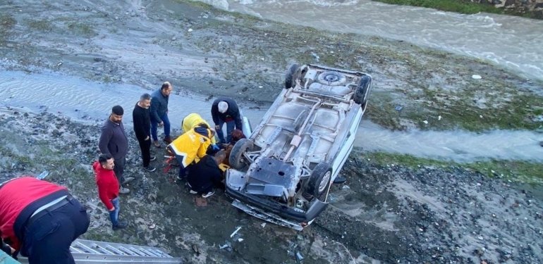 Osmaniye’de otomobil dereye uçtu: 2 yaralı