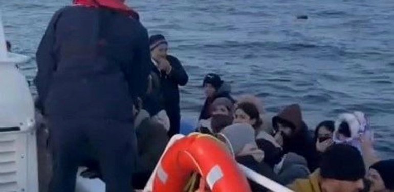 Çanakkale açıklarında Yunanistan’ın geri ittiği 64 kaçak göçmen kurtarıldı