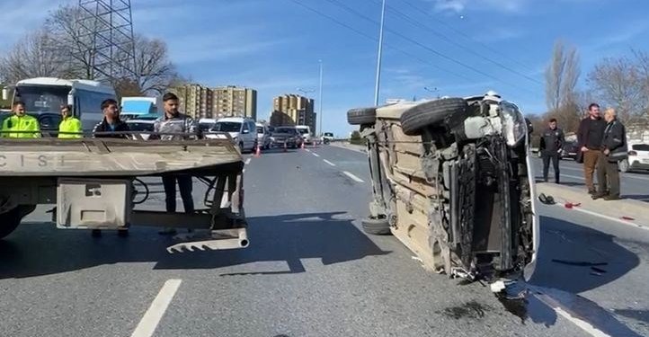 Küçükçekmece’de otomobil takla attı