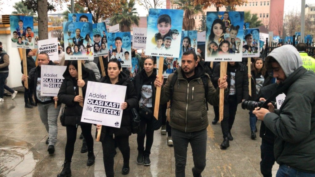 depremde-72-kisi-hayatini-kaybetmisti:-isias-oteli-davasinda-4.-gun
