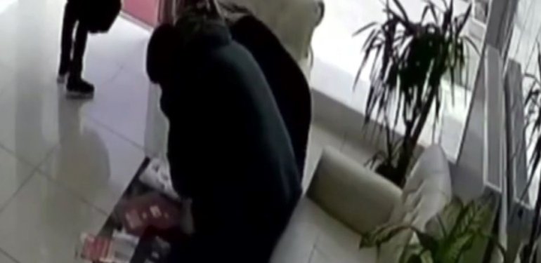 Boğazına cisim takılan çocuğu, öğretmen Heimlich manevrasıyla kurtardı